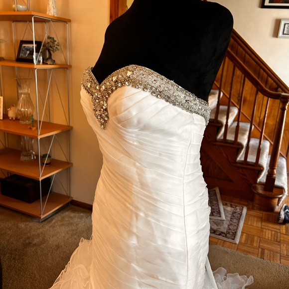 BNWT never worn wedding dress - Picture 7 of 13